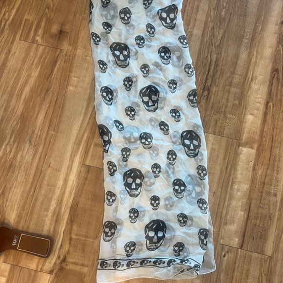 Alexander McQueen silk skull scarf black and cream - Picture 5 of 8